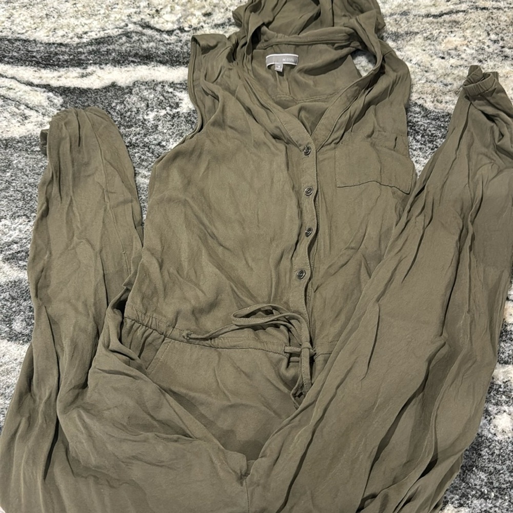 Adorable jumper with hoodie no sleeves can be worn in any season